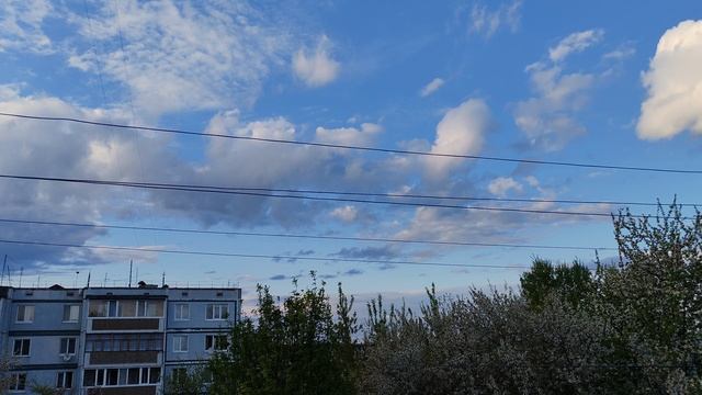 Цветущая деревня, вид из окна на деревенскую атмосферу, уютная счастливая жизнь в деревне
