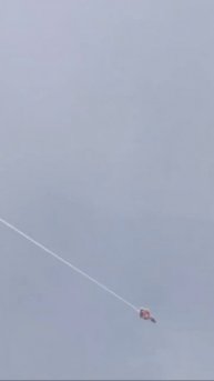 Редкие кадры, как сообщается, перехвата украинским истребителем F-16 российского беспилотника.