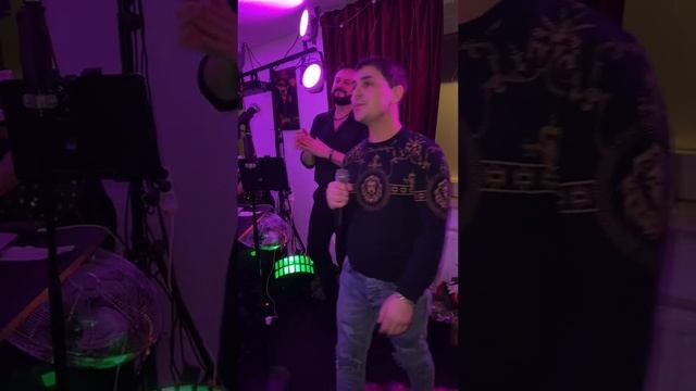 Невероятный голос как у Юры Шатунова такой же взгляд как и у Юры доброта в глазах его