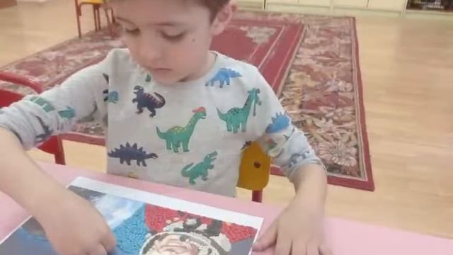Конкурсная работа по пластилинографии: "Улыбка Гагарина".