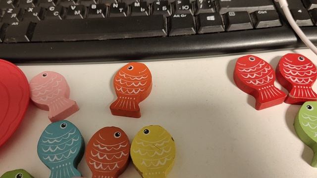 раскладываем деревянных рыбок для малышей по цветам