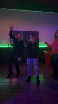 Невероятный голос как у Юры Шатунова такой же взгляд как и у Юры доброта в глазах его