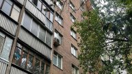 Двухлетняя девочка выпала из окна шестого этажа в Москве и выжила