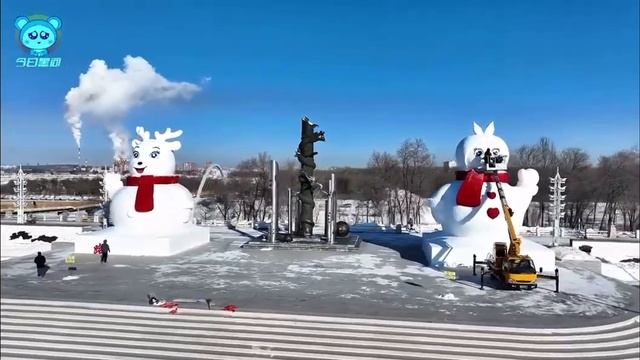 На площади в Хэйхэ слепили из снега огромного олененка и Доудоу
