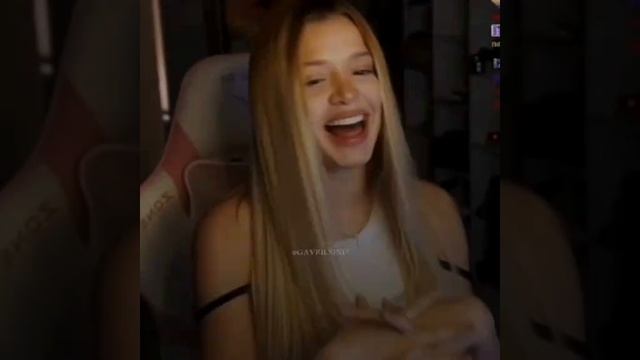 ведь это пошлая блондинка !