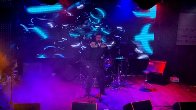 Есть только миг между прошлым и будущим