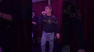 Невероятный голос как у Юры Шатунова такой же взгляд как и у Юры доброта в глазах его