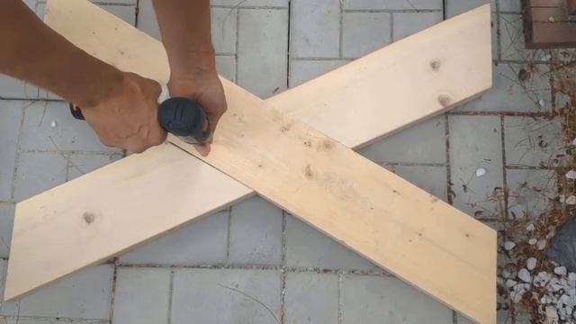ПРОСТОЙ Деревянный стол. Как сделать красивый стол из остатков досок.