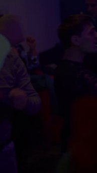 Невероятный голос как у Юры Шатунова такой же взгляд как и у Юры доброта в глазах его