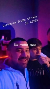 Невероятный голос как у Юры Шатунова такой же взгляд как и у Юры доброта в глазах его