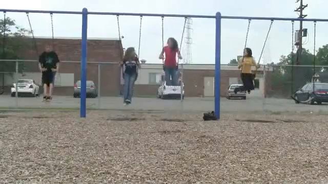 Девочка учится летать