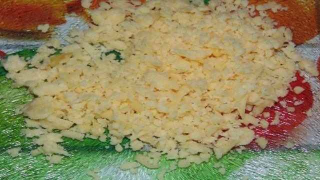 Пицца с сосисками, яйцом и зеленым горошком