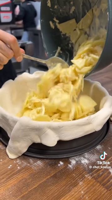 Простой пирог с картошкой из слоёного теста