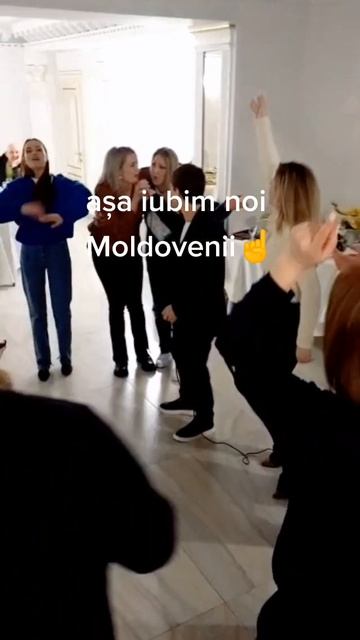 Невероятный голос как у Юры Шатунова такой же взгляд как и у Юры доброта в глазах его
