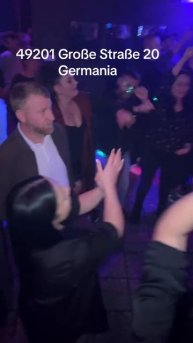 Невероятный голос как у Юры Шатунова такой же взгляд как и у Юры доброта в глазах его
