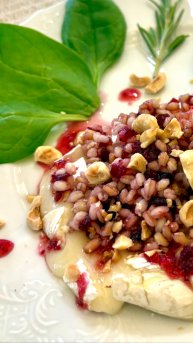 Запечённый Бри с полбой, клюквой и фундуком 🍮
(авторский рецепт)