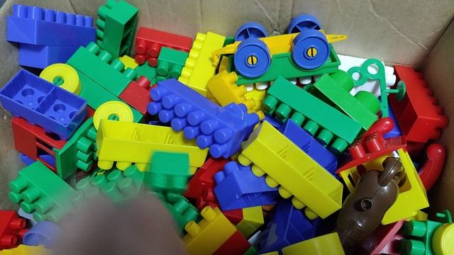 играем в конструктор с кубиками для детей