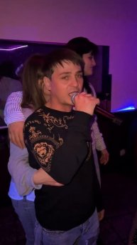 Невероятный голос как у Юры Шатунова такой же взгляд как и у Юры доброта в глазах его