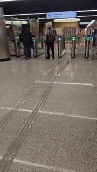 Абу-«зайцы» по кайфу ждут, за кем пройти нахаляву, все это видят сотрудники метро, но никаких дей...