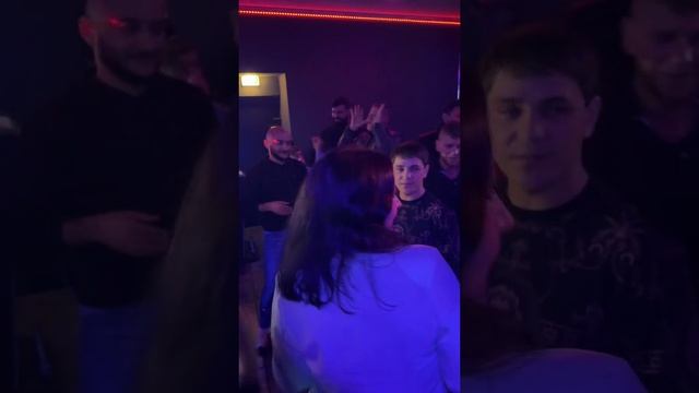 Невероятный голос как у Юры Шатунова такой же взгляд как и у Юры доброта в глазах его