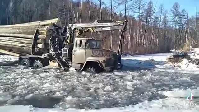 Советский КРАЗ перевозит бревна