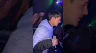 Невероятный голос как у Юры Шатунова такой же взгляд как и у Юры доброта в глазах его
