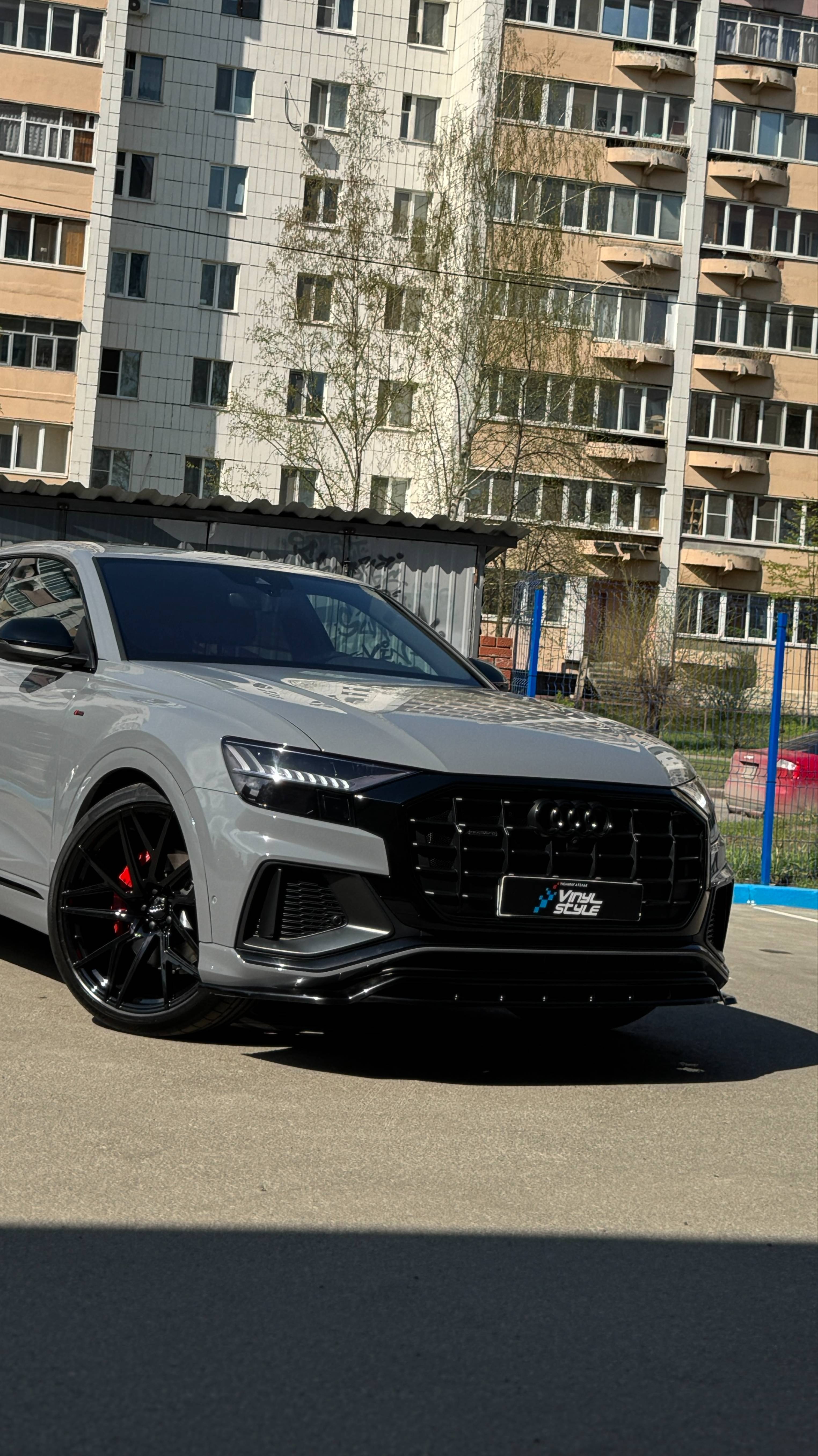 Оклейка Audi Q8 цветной полиуретановой пленкой цвета Nardo Grey, перешив руля и ручки КПП