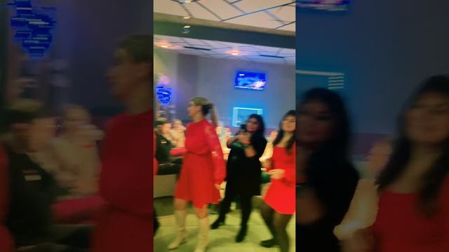 Невероятный голос как у Юры Шатунова такой же взгляд как и у Юры доброта в глазах его