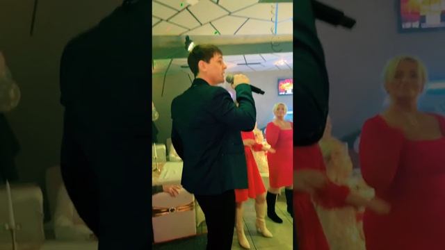 Невероятный голос как у Юры Шатунова такой же взгляд как и у Юры доброта в глазах его