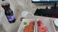 Я кушаю и играю