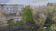 Цветущая деревня, вид из окна на деревенскую атмосферу, уютная счастливая жизнь в деревне