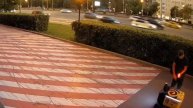 МУЖИК,ЗАЧЕМ ТЫ НАПАЛ НА РОБОТА ДОСТАВЩИКА? ЧТО ОН ТЕБЕ СДЕЛАЛ,ЧЕМ ПОМЕШАЛ?