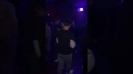 Невероятный голос как у Юры Шатунова такой же взгляд как и у Юры доброта в глазах его