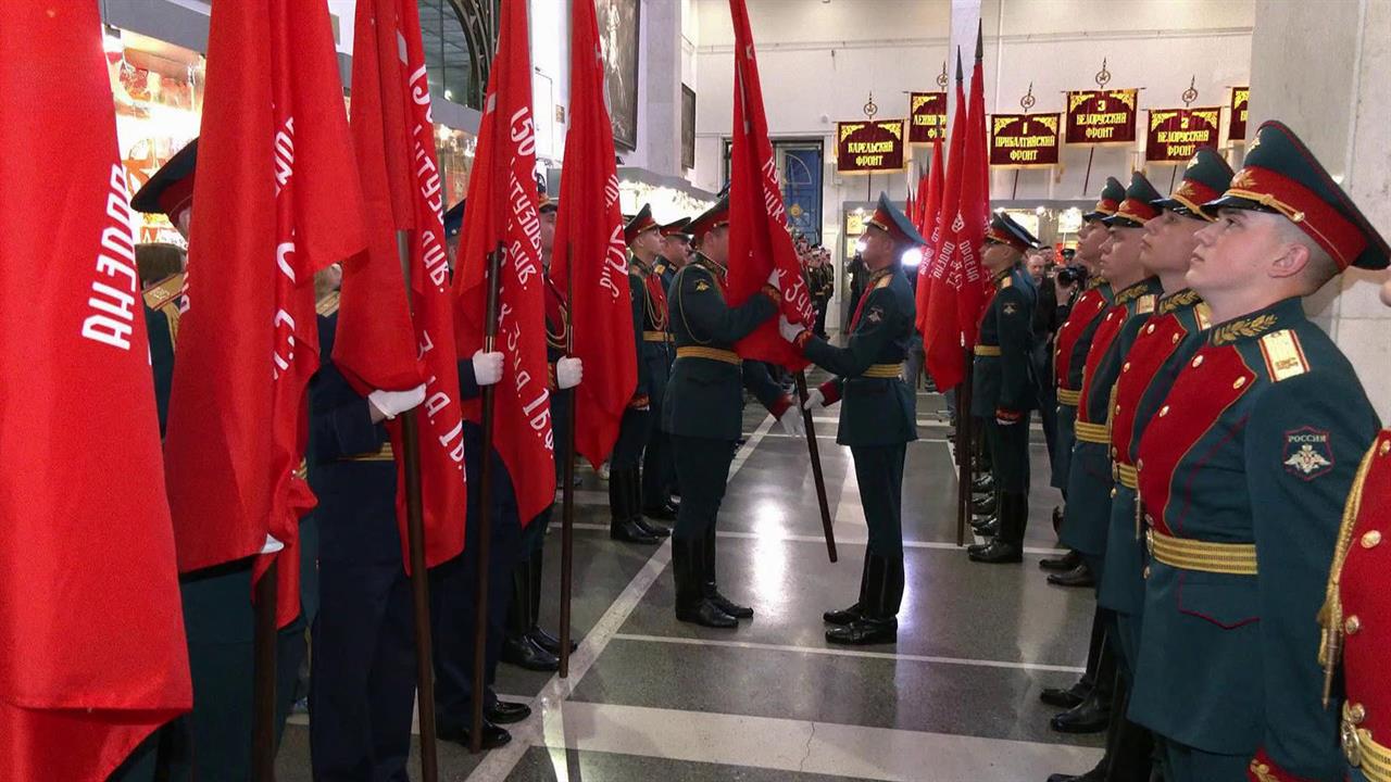 25 копий Знамени Победы пронесут во главе парадных расчетов 9 мая в разных городах России