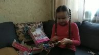 Маша розпаковывает свои новые игрушки...