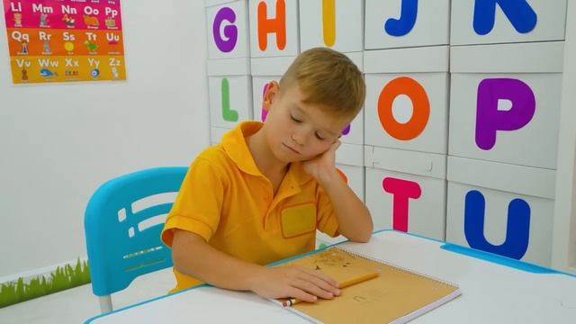 Дети показывают, что знания в школе — самое главное