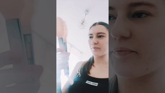 Не хотела выходить из дома из-за чего?)