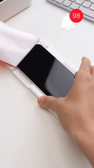 Защитили от царапин Iphone 16e