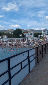 Кабардинка.Злой дядя с матюгальником обзывает всех и гонит из моря. Такое отношение не приемлемо