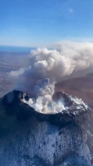На Камчатке вулкан Карымский выбросил столб пепла на высоту более 4 километров.