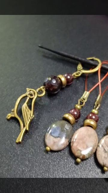 Удивительный камень в маркерах для вязания.
Лланит и гранат в маркерах на петлях для вязания спицами