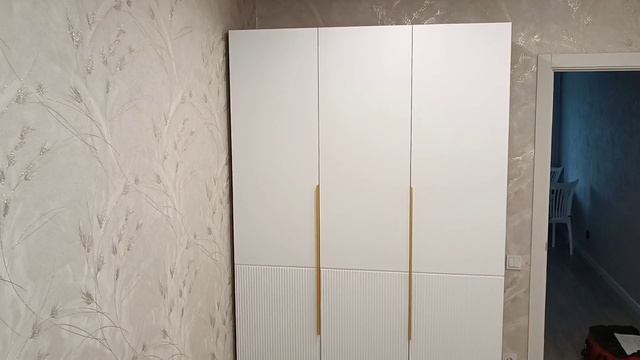 Распашной шкаф с фрезероваными фасадами и угловой стол для школьницы.