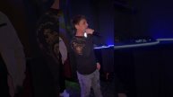Невероятный голос как у Юры Шатунова такой же взгляд как и у Юры доброта в глазах его