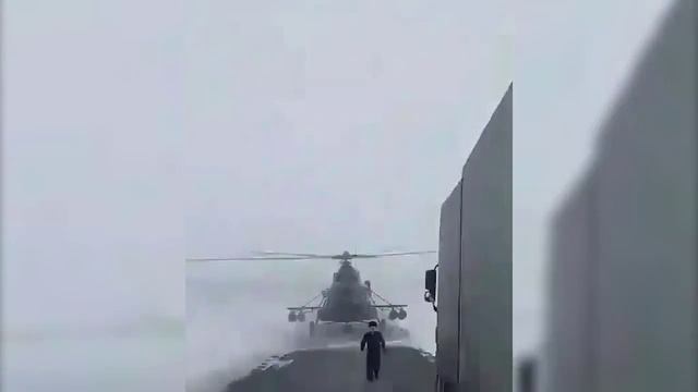 Посадили вертолет на трассу