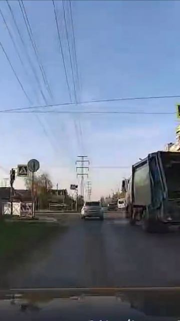 Мусоровоз не даёт проехать прямо