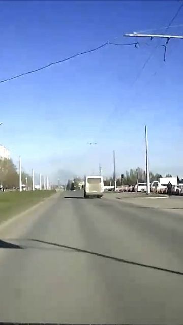 На микроавтобусе не видит ни пешехода ни красного цвета