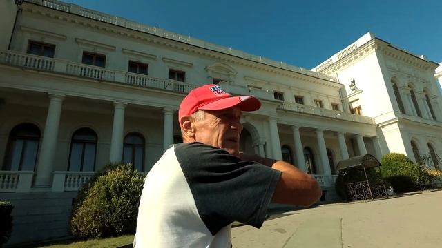С виду простой садовник, а сколько он знает о Крыме