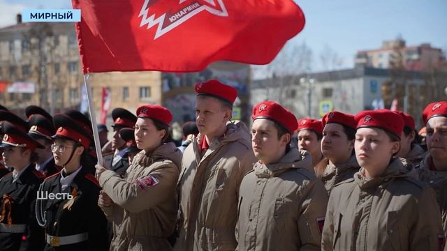 Знамя Победы в Мирном подняли ветераны и военнослужащие СВО