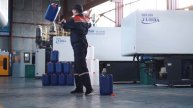 "Lochin Mould" корхонасида тайёрланган канистра қолипи махсулотининг сифатини текшириш жараёни.