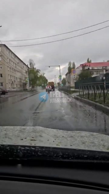 🤔 2 мая, на улице идёт дождь, а дорожники решили помыть асфальт в самый подходящий момент